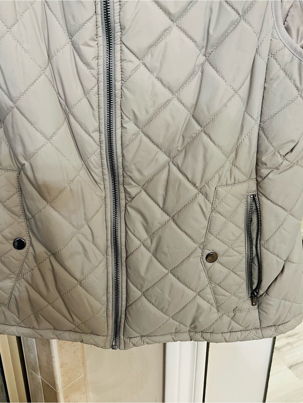 Women's Quilted Light Gray Zip-Up Puffer Jacket